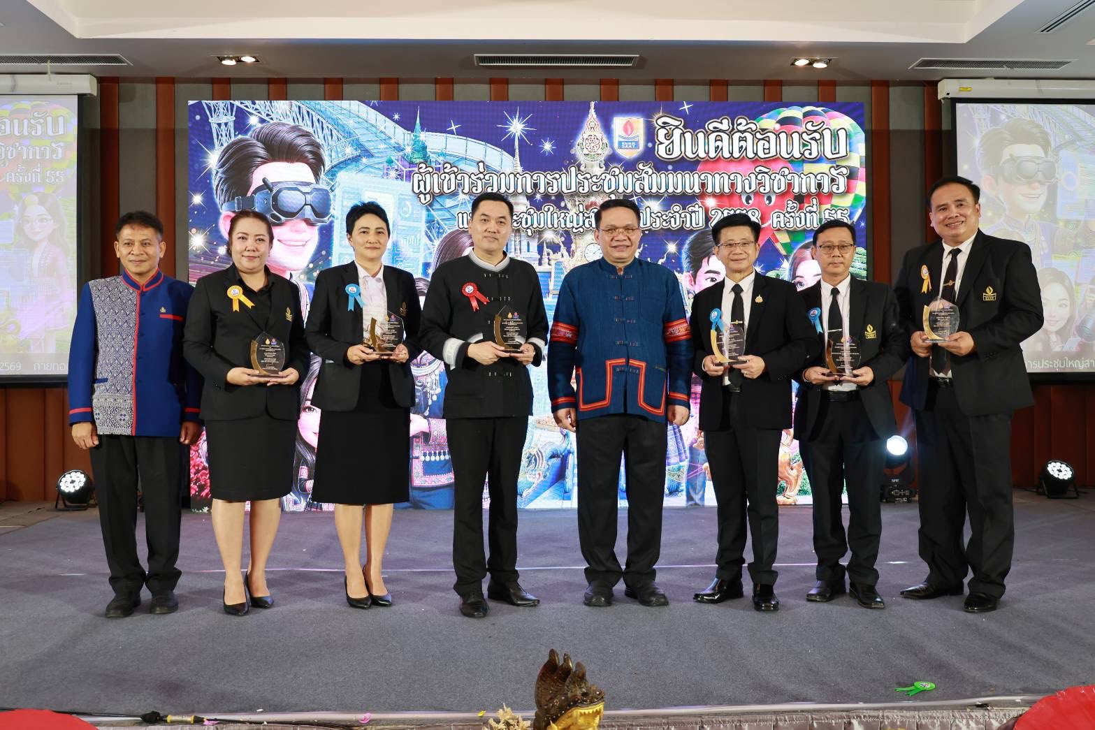 โรงเรียนยางฮอมวิทยาคม ขอแสดงความยินดีเป็นอย่างยิ่งแก่ นางสุดลักษณ์ ณพิกุล ผู้อำนวยการโรงเรียนยางฮอมวิทยาคม ในโอกาสเข้ารับ โล่รางวัลผู้บริหารสถานศึกษาด้านทำคุณประโยชน์
